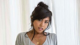 Hot Babe Screams For More Orgasm