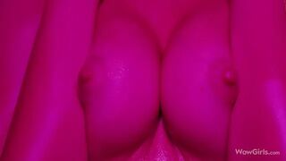 Oiling up her stunning body the brunette Alissa Foxy presents herself nude